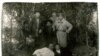 Кыргызстан НКВДсынын кызматкери Иса Кураманов (оңдо) Кыргызстандан сүргүнгө айдалгандар менен. Хлебодаровка, 1931-жыл. 