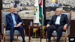 دیدار وزیر خارجه جمهوری اسلامی (چپ) با رهبر سیاسی حماس، سه هفته پس از حمله این گروه افراطی به خاک اسرائیل