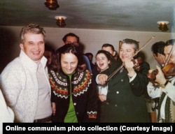 Чаушеску во время новогодней вечеринки в 1976 году.