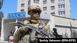 Український військовослужбовець біля будівлі моніторингової місії ОБСЄ в Маріуполі
