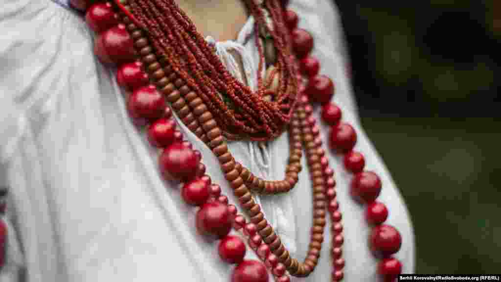 Коралі на шиї у козачки. Червоні коралі є традиційним елементом національного одягу українців. Чим більше намистин &ndash; тим заможнішою вважалася жінка