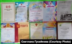 Дипломы и почетные грамоты Саши Чеснокова, полученные им за своим работы во время обучения в художественной школе