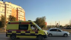 Медики в противочумных костюмах в машине скорой помощи в Актобе. 26 июля 2020 года.