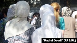 Давление на верующих женщин в Узбекистане, которое существовало в стране в течение нескольких лет, еще более усилилось в последние годы. 