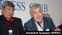 Токтар Аубакиров (слева) и генеральный секретарь ОСДП Амиржан Косанов на пресс-конференции в Алматы. 27 декабря 2010 года.