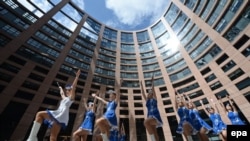 În curtea interioară a Turnului de la Strasbourg al Parlamentului European, 15 aprilie 2014