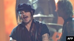 Джоні Дэп выступае на цырымоніі ўручэньня музычных прызоў Grammy ў 2016 годзе