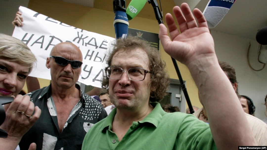 Sergei Mavrodi smiles after being released from prison in Moscow in May 2007.