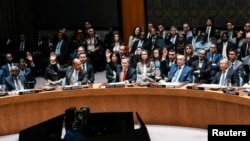 Američki ambasador pri Ujedinjenim nacijama Michael Waltz i drugi ambasadori glasaju za rezoluciju tokom sastanka Vijeća sigurnosti UN-a, New York, 17. novembra 2025.