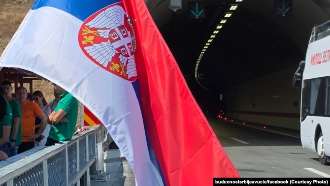 The Serbian flag and citizens gathered at the entrance to the tunnel on the Miloš Veliki highway section, July 5, 2025.