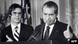 Ричард Никсон (справа)