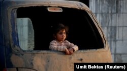 دختر سوری در ادلب؛ صدها هزار شهروند سوری طی هفته‌های اخیر و تشدید درگیری‌ها آواره و ساکن اردوگاه‌های موقت شده‌اند