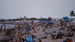 Люди на пляже в Майами, штат Флорида.