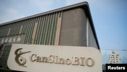 A CanSino Biologics Inc. emblémája a vállalat székhelyén, Tianjinban, Kínában, 2020. augusztus 17-én