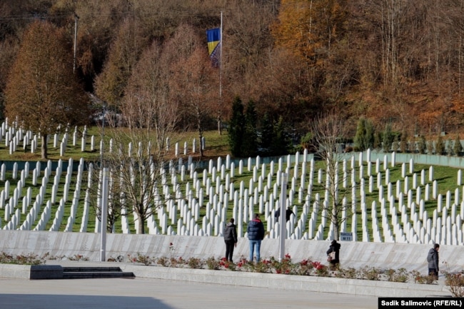 Një varrezë që përmban eshtrat e viktimave të gjenocidit mysliman boshnjak. Srebrenicë, nëntor 2024