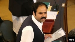 اسرار الله ګنډه پور د قانوني او پارلېماني چارو صوبايي وزیر وو.