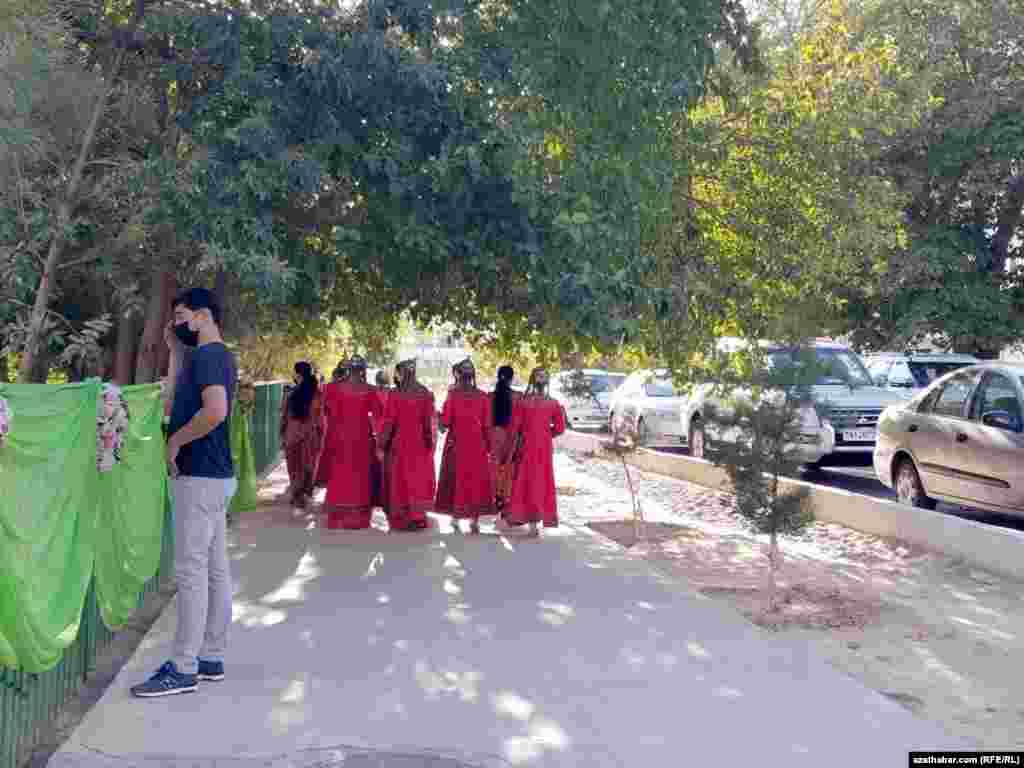 Aşgabat. Gyrmyzy geýnen gyzlar köçäni dolduryp barýar.