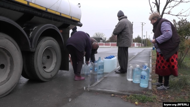 Жителі Зеленогірського роблять запаси води з водовозу, грудень 2020 року