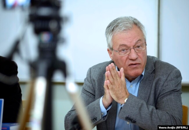 Rade Veljanovski: Vučić nema iskrenu želju za pomirenjem. To se pogotovo vidi u njegovom odnosu prema Bosni i Hercegovini gde on stalno podržava Dodika koji je glavni destabilizator Bosne i Hercegovine. Rade Veljanovski: Vučić nema iskrenu želju za pomirenjem. To se pogotovo vidi u njegovom odnosu prema Bosni i Hercegovini gde on stalno podržava Dodika koji je glavni destabilizator Bosne i Hercegovine.