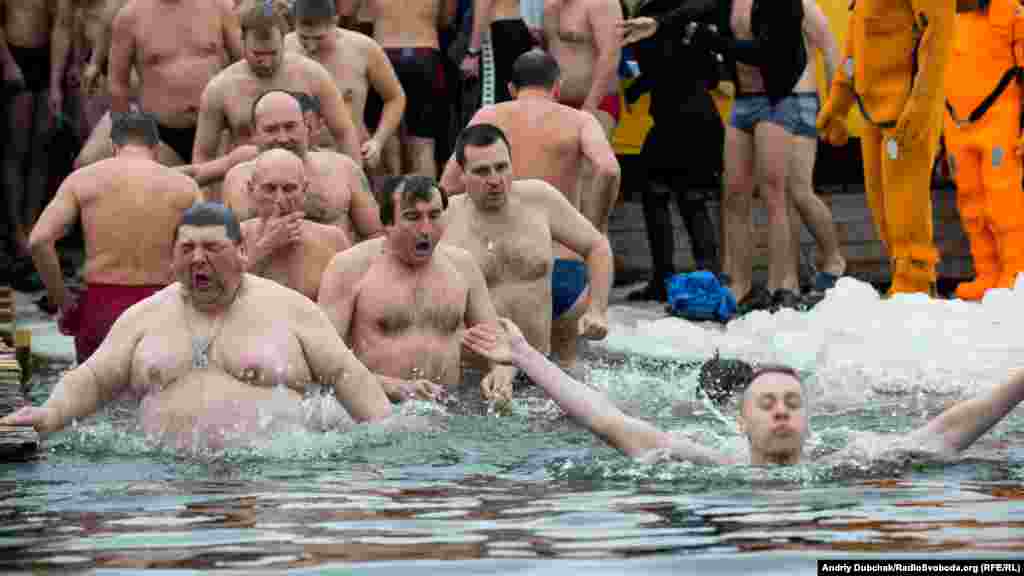 Це одне з найпопулярніших місць для хрещенських купань у Києві. Також кияни могли пірнути у крижану воду в Гідропарку, на Русановці, в Мамаєвій Слободі та інших локаціях