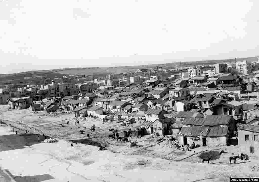 The northern districts of Aleppo in 1936. Refugees’ shacks appear in the foreground with newly built urban housing in the background.