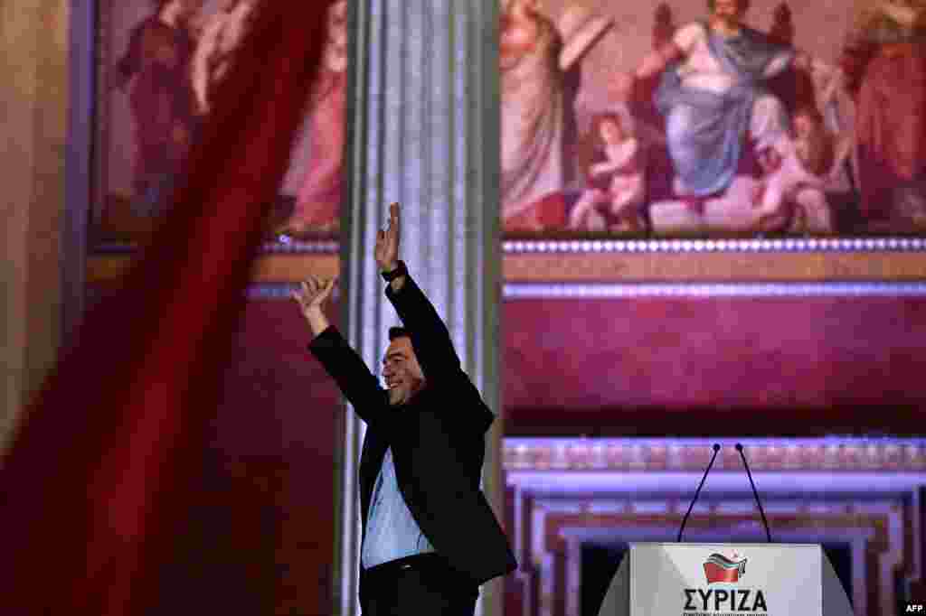 Лидер левой коалиции СИРИЗА Алексис Ципрас празднует победу на парламентских выборах, Афины, 25 января 2015 года