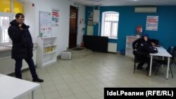 Полицейские в казанском штабе Навального