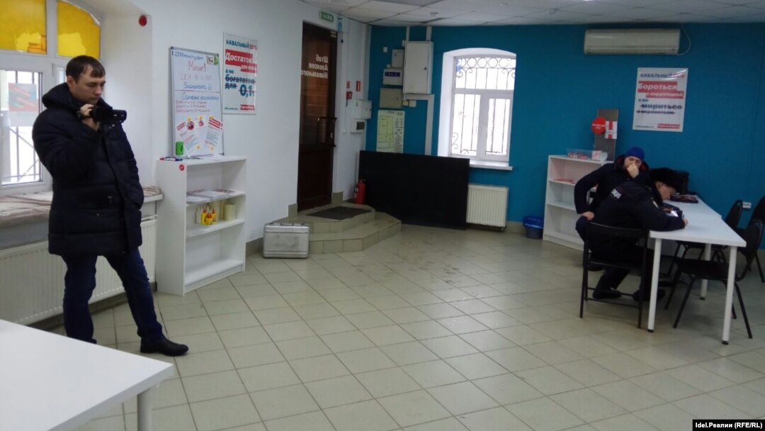 Полицейские в казанском штабе Навального