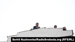 Cаакашвили на крыше дома, в котором проходят следственные действия, 5 декабря 2017 года