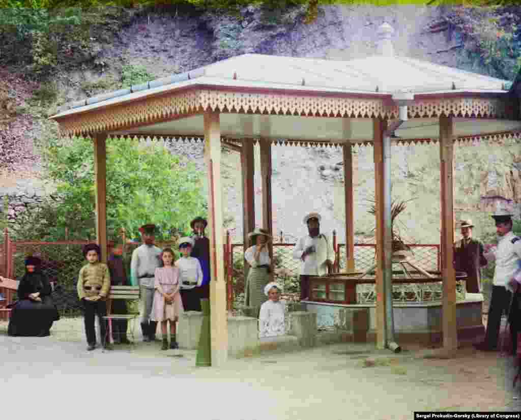 Посетители источника минеральных вод в Боржоми. Фото сделано в промежутке между 1905 и 1912 годом. Некоторые держат в руках бокалы с водой, которой славится эта местность