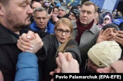Юлія Цімашэнка (у цэнтры) вітае прыхільнікаў падчас сустрэчы з выбарнікамі ў рамках сваёй выбарчай кампаніі ў Львове. 11 лютага 2019 году