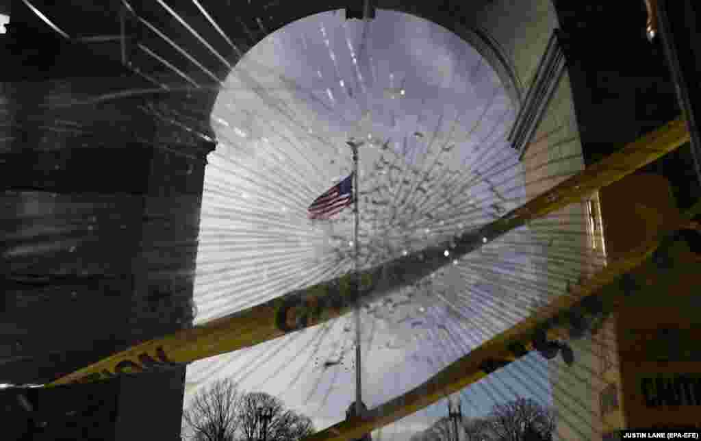 Искршен прозорец, како последица од насилниот упад во Капитол Хил на 6-ти јануари 2021&nbsp;