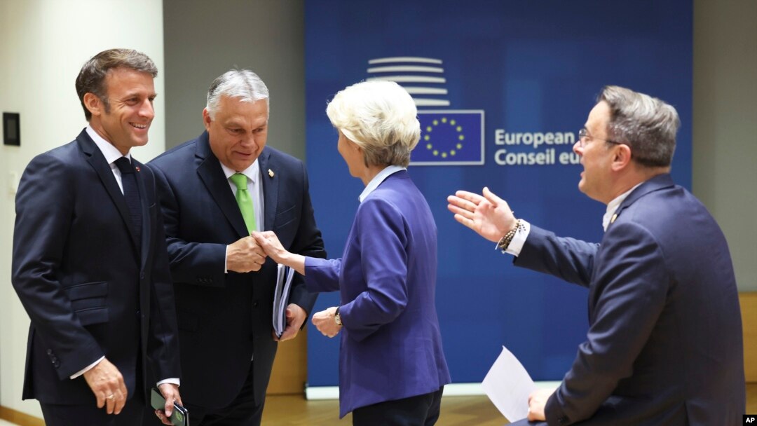 Mađarski premijer Viktor Orban s predsednicom Evropske komisije Ursulom fon der Lajen, francuskim predsednikom Emanuelom Makronom i premijeom Luksembruga Ksavijerom Betelom u Briselu, 30. jun 2023.