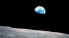 این عکس نخستین تصویر رنگی زمین از فضا و یکی از مهم‌ترین تصاویر تاریخ معاصر به شمار می‌رود که توانست نحوه نگاه بشر به سیاره خود را تغییر دهد