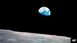 این عکس نخستین تصویر رنگی زمین از فضا و یکی از مهم‌ترین تصاویر تاریخ معاصر به شمار می‌رود که توانست نحوه نگاه بشر به سیاره خود را تغییر دهد