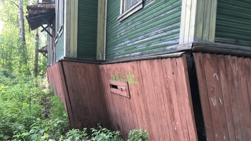 В Архангельске сошел со свай деревянный жилой дом. Он был признан аварийным еще в 2017 году
