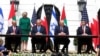 از راست به چپ: وزیر خارجه امارات، دونالد ترامپ، بنیامین نتانیاهو و وزیر خارجه بحرین توافقنامه‌ها را امضاء می‌کنند.