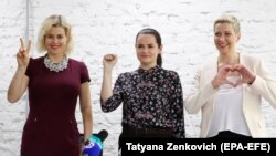 Belarus oppozisiýasynyň wekilleri Weranika Tsepkala (çepde), Swetlana Tihanowskaýa (ortada) we Mariýa Kalesnikawa (arhiw suraty)