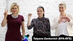 Veranika Tsapkala (left), Svyatlana Tsikhanouskaya (center), and Maryya Kalesnikava (file photo)