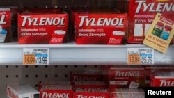 Kutija s Tylenolom u prodaji u jednoj apoteci u Njujorku.
