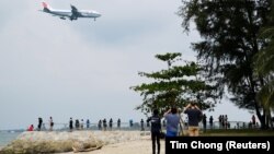 SINGAPORE--A plane believed to be carrying North Korea's leader Kim Jong Un approaches to land in Singapore June 10, 2018. REUTERS/Tim Chong