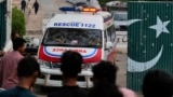 Пакистандын Пенжаб провинциясында Индиянын ракеталык чабуулу болгон жерге жакын жердеги "Тез жардам". 7-май, 2025-жыл 
