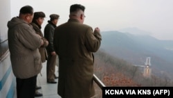 این تصویر را خبرگزاری رسمی کره شمالی از نظارت رهبر آن کشور (نفر اول از راست) بر آزمایش موتور موشکی تازه منتشر کرده‌است