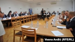 Predstavnici vlasti i deo opozicije za istim stolom