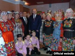 Татарстан президенты Рөстәм Миңнеханов (уртада (с) һәм Свердловски өлкәсенең элекке губернаторы Александр Мишарин "Сәрдәрия" ансамбле белән