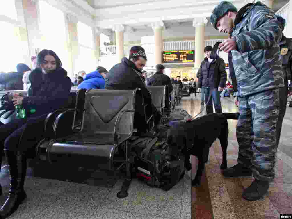 Rusija - Policija kontrolira željezničku stanicu u Krasnoyarsku,31.03.2010.