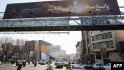 یک تابلوی تبلیغاتی در تهران بعد از حملات موشکی سپاه به مناطقی در عراق و سوریه