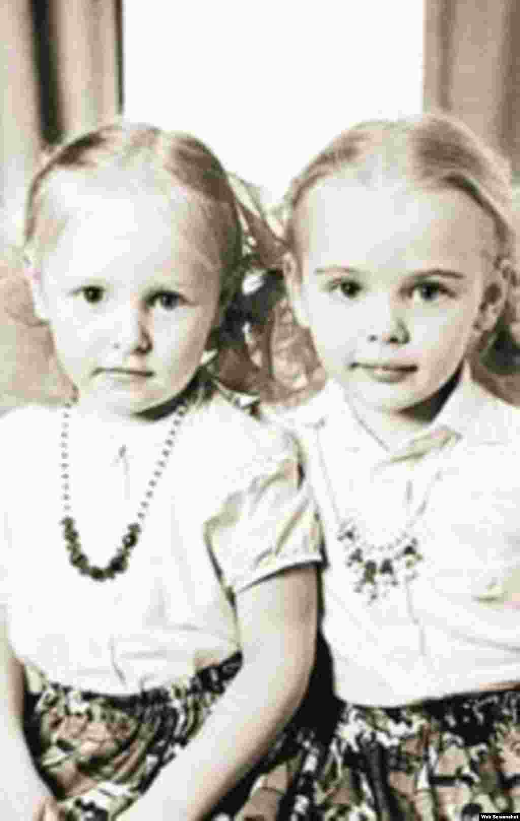 Putinin qızları Yekaterina və Mariya. 1985-ci ildə Putin ailəsində ilk övlad dünyaya gəlib, Mariya. Kiçik qızı Yekaterinanı Lyudmila Putina 1986-cı ildə Drezdendə dünyaya gətirib. &nbsp;