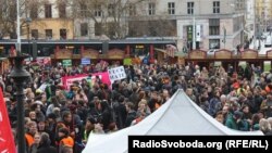 Прагада «мақпал революциясына» 26 жыл толуына орай өткен шеру. Чехия, 17 қараша 2015 жыл.