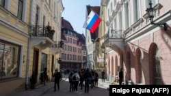 The Russian flag flutters in front of the Russian Embassy in Tallinn. Since Russia's invasion of Ukraine, Estonia has expelled three Russian diplomats. (file photo)